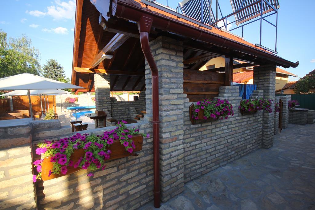 Guest House Vila Alexandar Palic Exterior photo